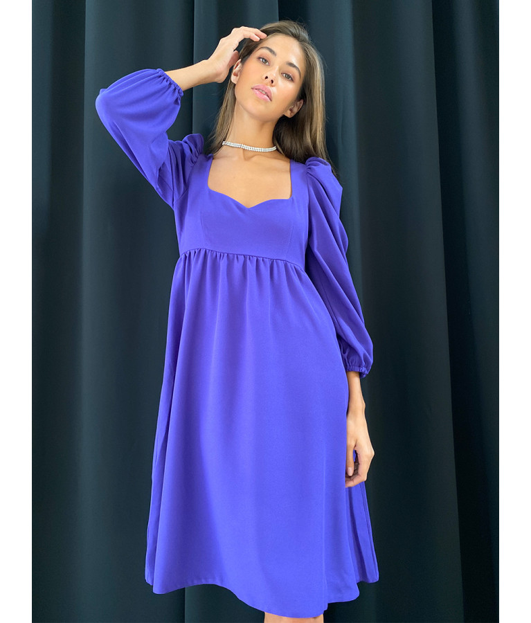 Платье с фигурным вырезом фиолетовое